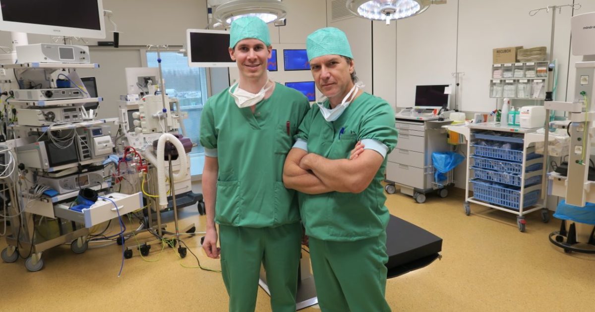 Dokter Peter Roosen maakt dokter David Bassens wegwijs | AZ Alma